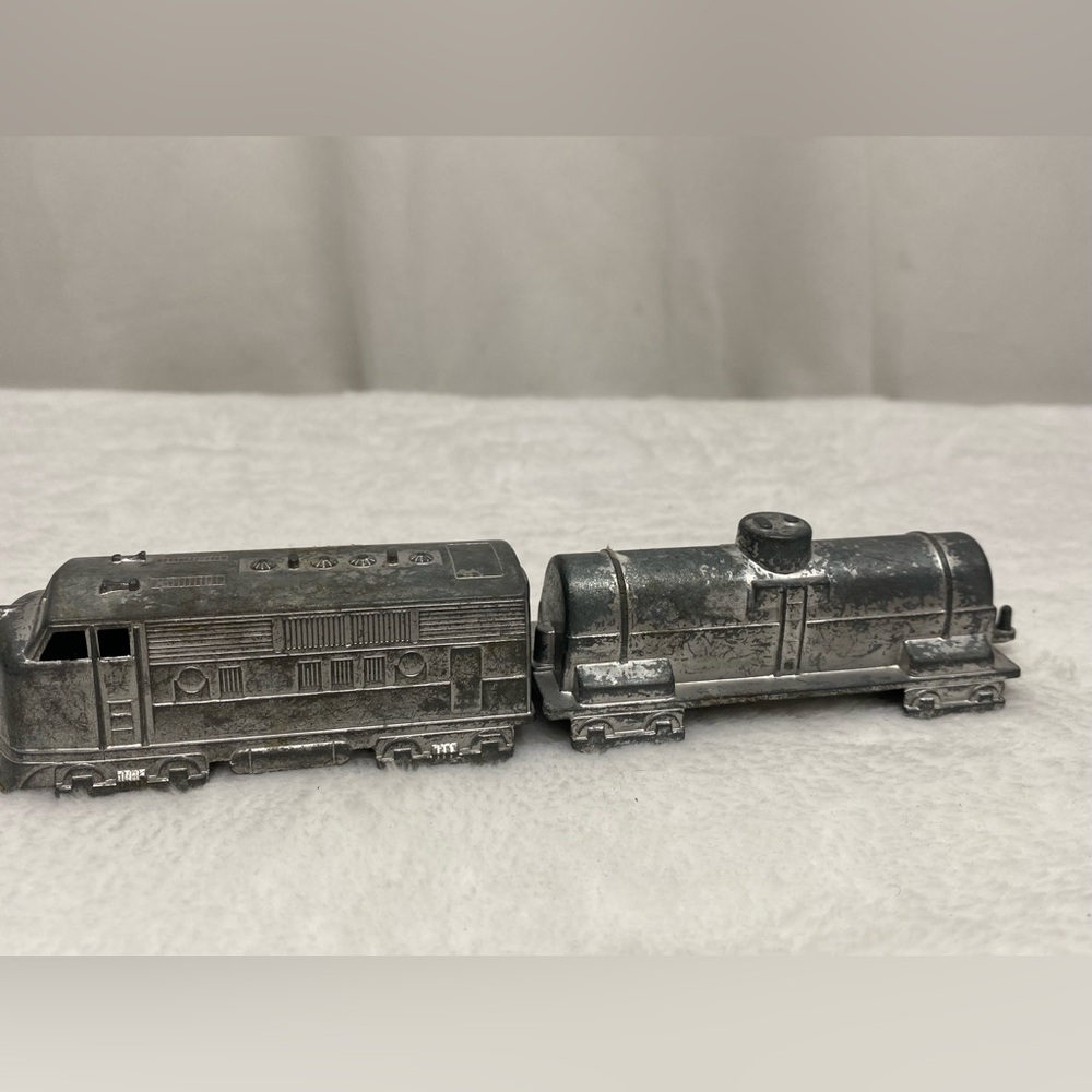 midgetoy vintage metal toy train Lot Of 2 Train Cars - Picture 9 of 16